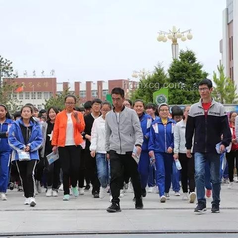 高考考场外全国统一动作：那些陪伴与守望的瞬间